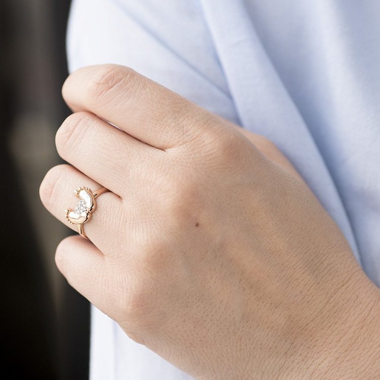 Золота каблучка "Ніжка немовляти" вставка фіаніт к05565 від ювелірного магазину Онікс - 4