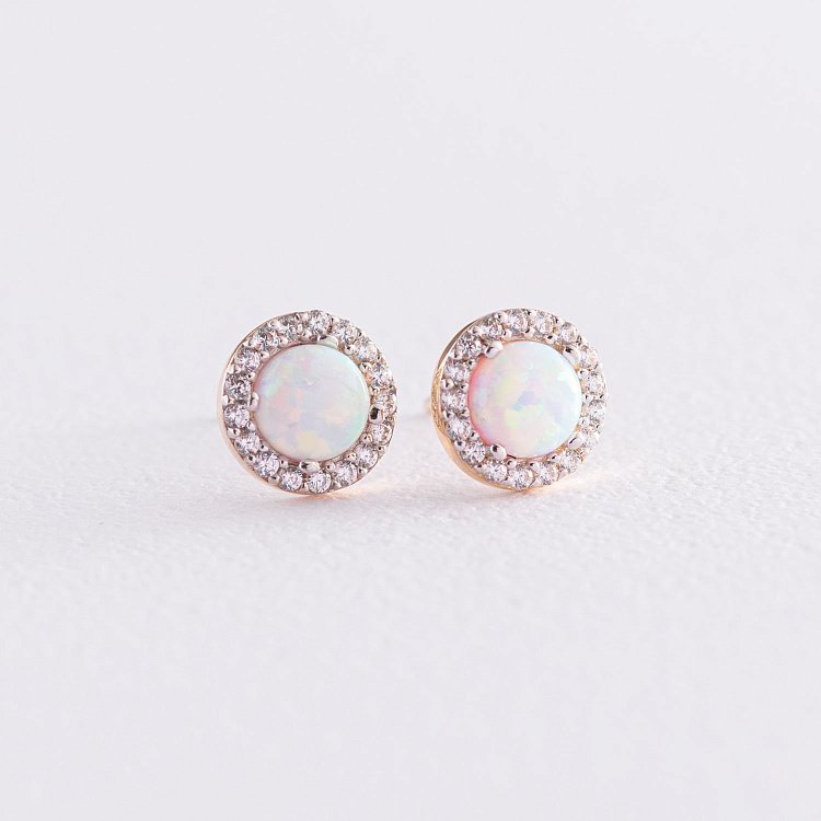 Золотые серьги-пусеты "Сияние" (синт. опал, фианиты) 8 мм с07439 от ювелирного магазина Оникс