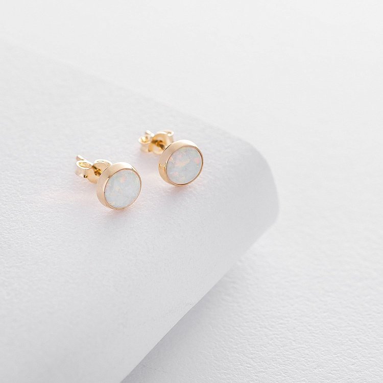 Золоті сережки-пусети "Сяйво" (синт. опал) 5 мм с06329 від ювелірного магазину Онікс