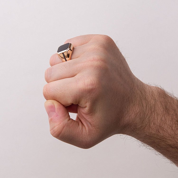 Мужская золотая печатка с фианитами и ониксом к06193 от ювелирного магазина Оникс - 1