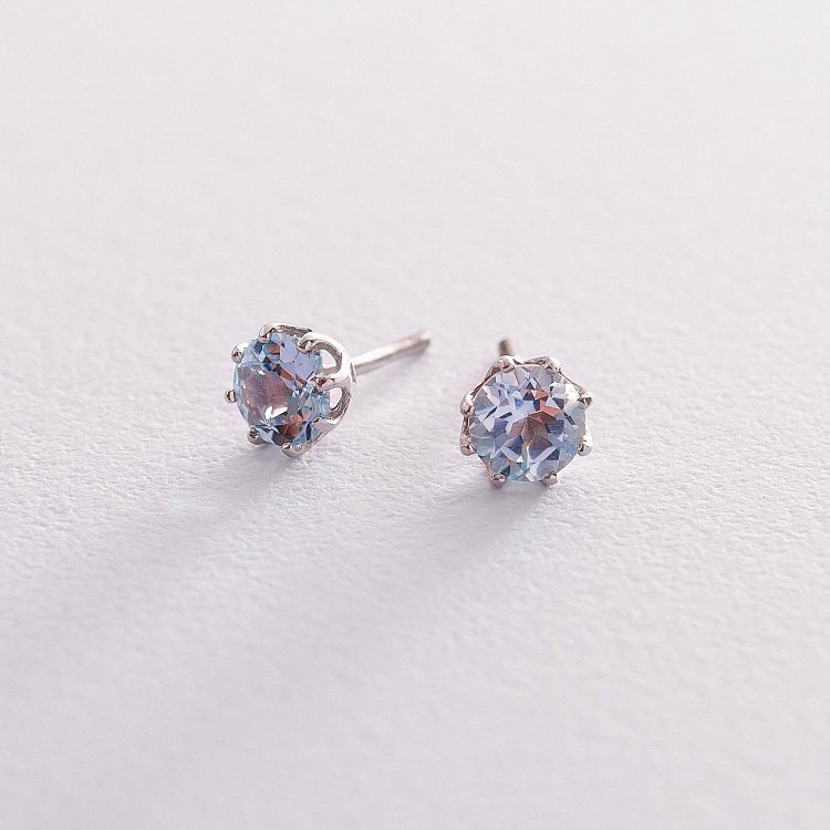 Золотые серьги-пусеты с голубым топазом с06403 от ювелирного магазина Оникс