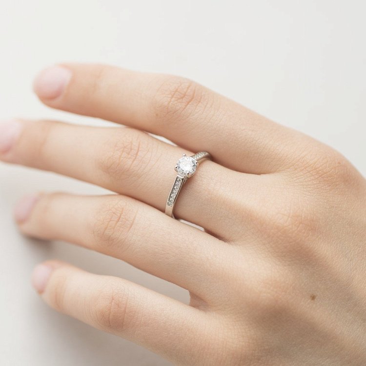 Срібна заручальна каблучка з фіанітами 112071 - 3 Срібна заручальна каблучка з фіанітами 112071 від ювелірного магазину Онікс - 3