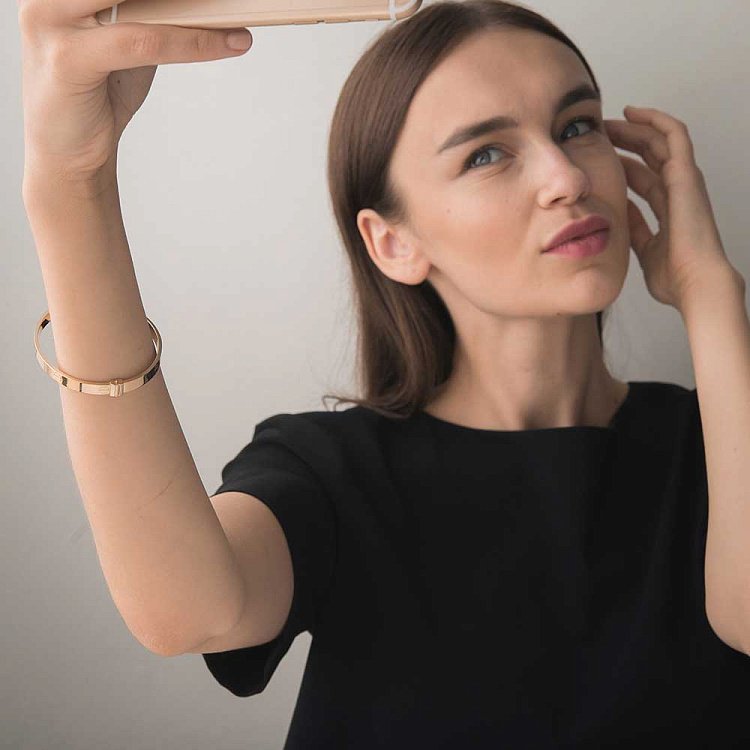 Золотий браслет "Love" без каменів б02269 від ювелірного магазину Онікс - 1