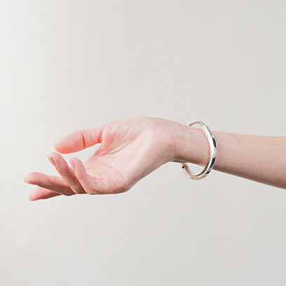 Жорсткий браслет Lock у білому золоті б05716 №2