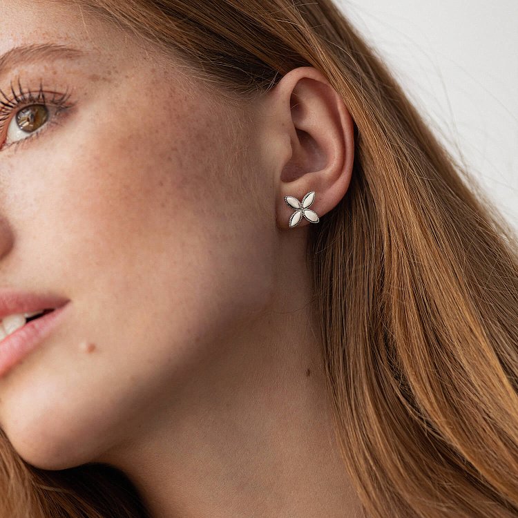 Серьги - пусеты "Клевер" в белом золоте с08481 от ювелирного магазина Оникс - 2