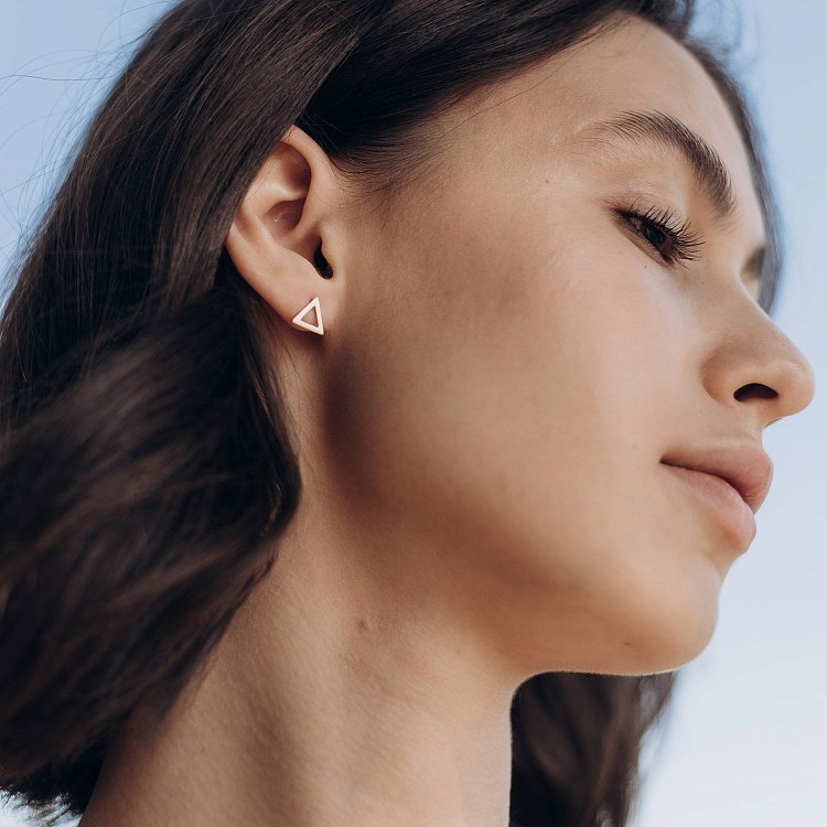 Золотые серьги-пусеты "Треугольники" с06312 от ювелирного магазина Оникс - 9