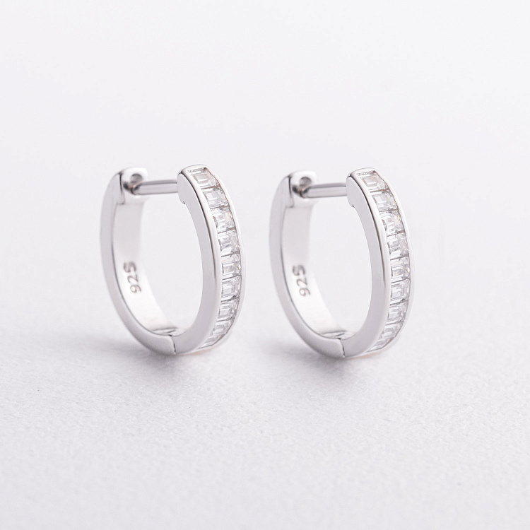 Срібні сережки - кільця з фіанітами 123558 від ювелірного магазину Онікс