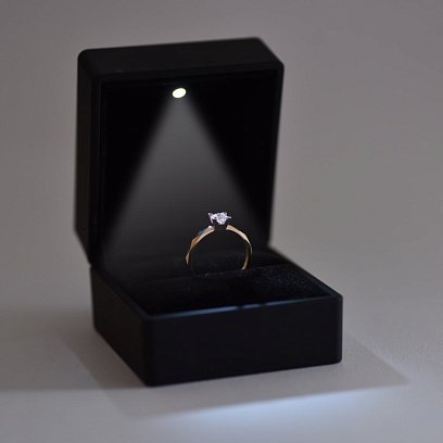 Чорний футляр для прикрас з підсвічуванням chfutlyar