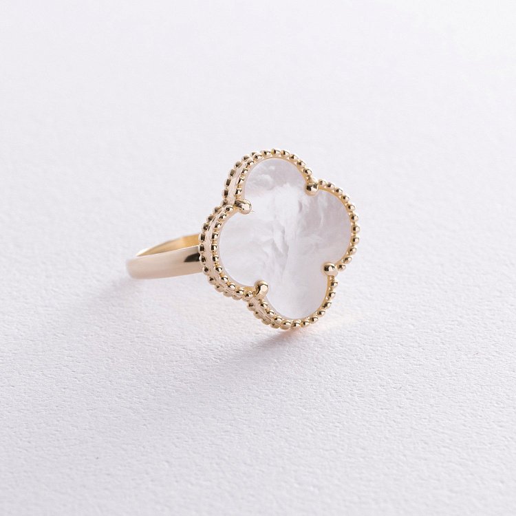 Каблучка "Конюшина" в жовтому золоті (перламутр) к07615 від ювелірного магазину Онікс - 1