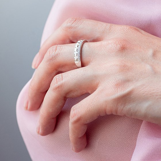 Серебряное кольцо с фианитами 112848 №2