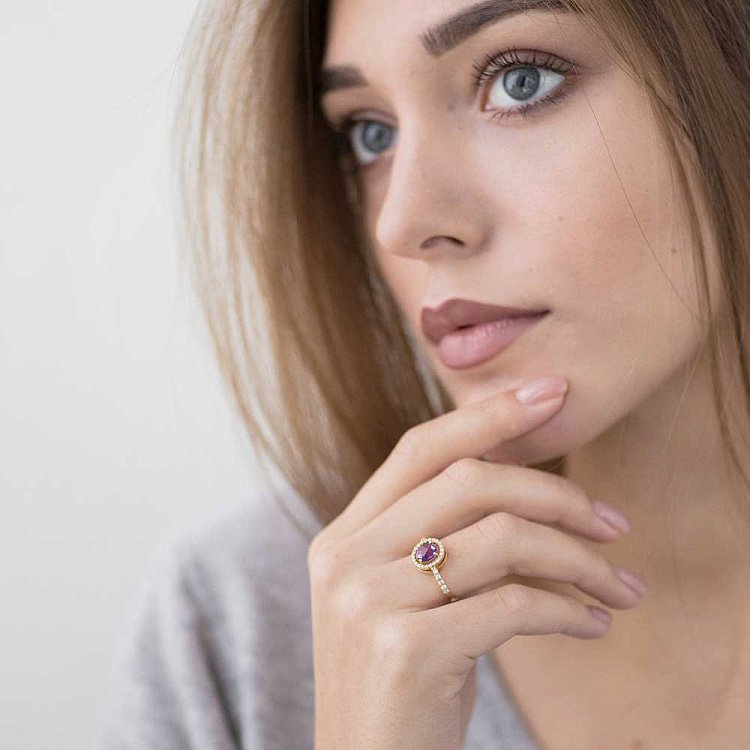 Золотое кольцо с аметистом и фианитами 14030104 от ювелирного магазина Оникс - 1