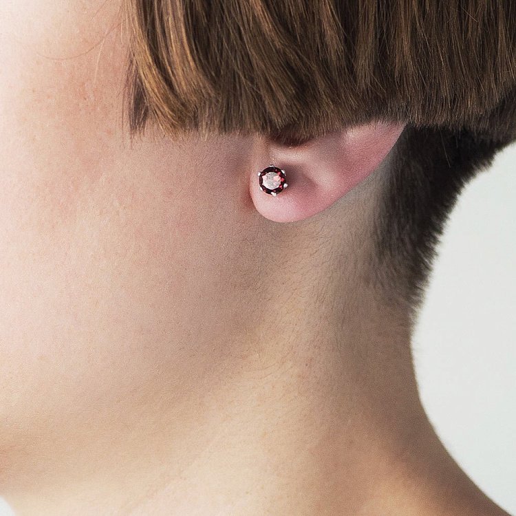 Срібні сережки-пусети з піропом (гранатом) 6 мм 121976 від ювелірного магазину Онікс - 3