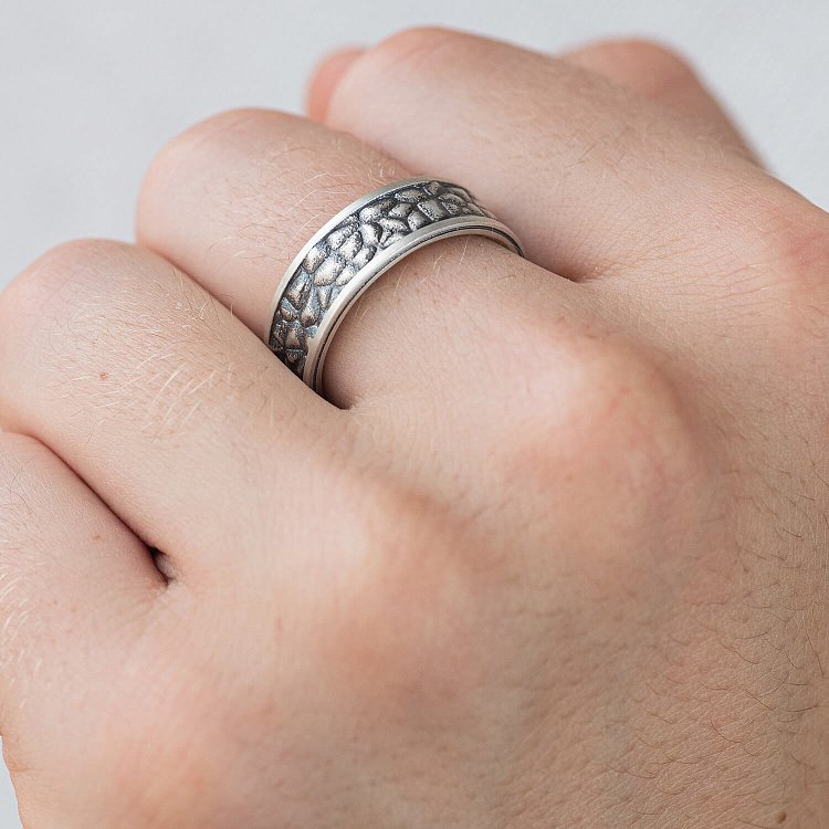 Серебряное текстурное кольцо 7098 от ювелирного магазина Оникс - 1