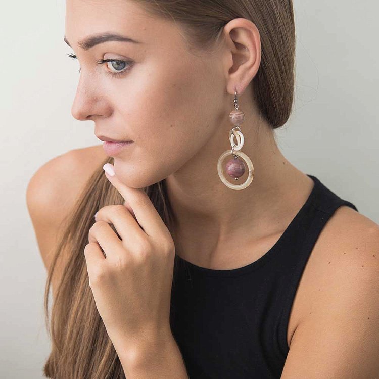 Серьги с родонитом, лунным камнем и слоновой костью 235с23 Серьги с родонитом, лунным камнем и слоновой костью 235с23 от ювелирного магазина Оникс