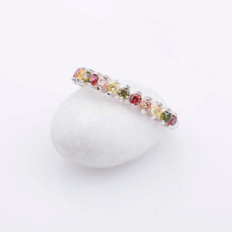 Срібний перстень з фіанітами 111577 від ювелірного магазину Онікс