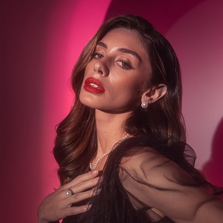 Золота каблучка з фіанітами і культ. прісн. перлами к02843 від ювелірного магазину Онікс - 1