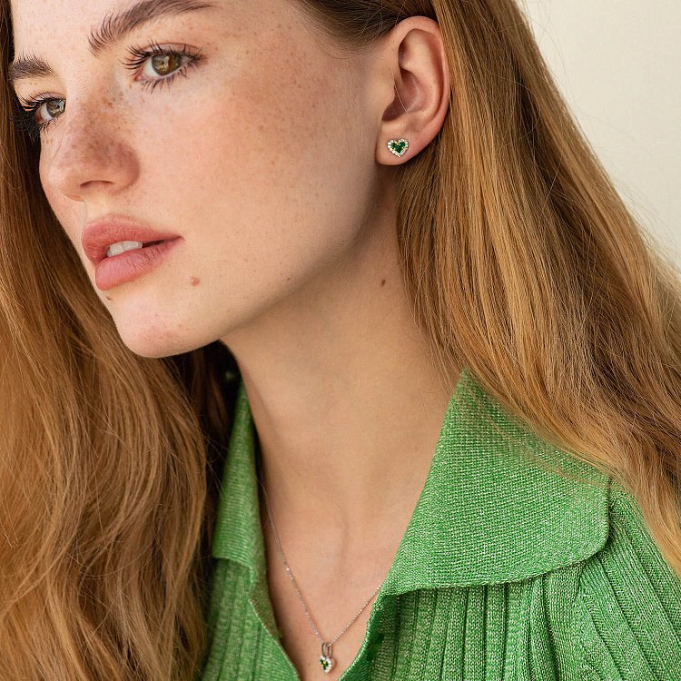 Золотые серьги - пусеты "Сердечки" с изумрудами и бриллиантами сб0522cha от ювелирного магазина Оникс - 1