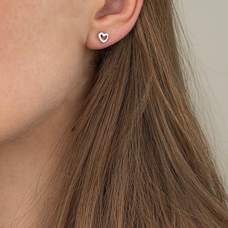 Сережки - пусети "Сердечка" в білому золоті с06916 від ювелірного магазину Онікс - 1