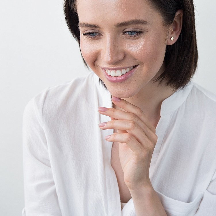 Золоті сережки-пусети з квадратами с06225 від ювелірного магазину Онікс - 3