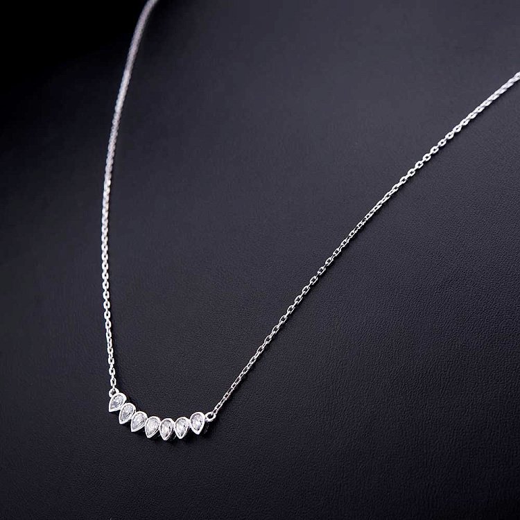 Срібне кольє з фіанітами 18367 від ювелірного магазину Онікс