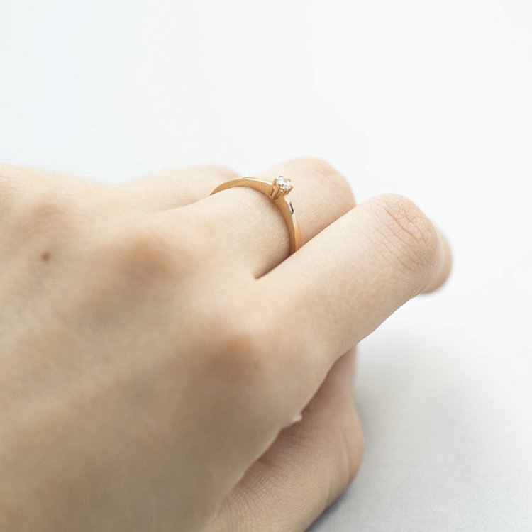 Золота заручальна каблучка з фіанітом к03539 від ювелірного магазину Онікс - 3