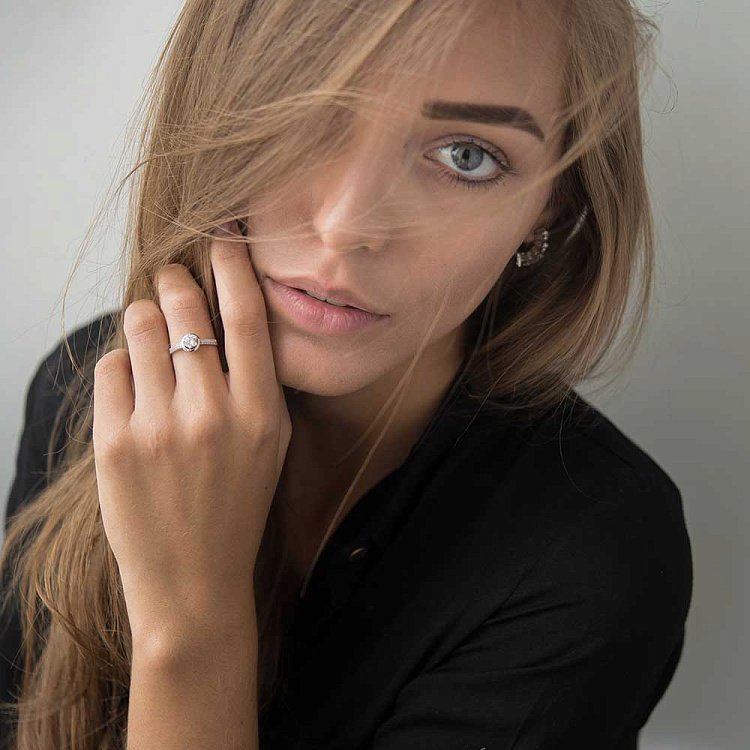 Золота каблучка з фіанітами к04557 від ювелірного магазину Онікс - 1