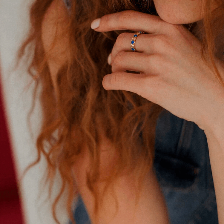 Каблучка з доріжкою блакитного та жовтого каміння (жовте золото) к07106 від ювелірного магазину Онікс - 12