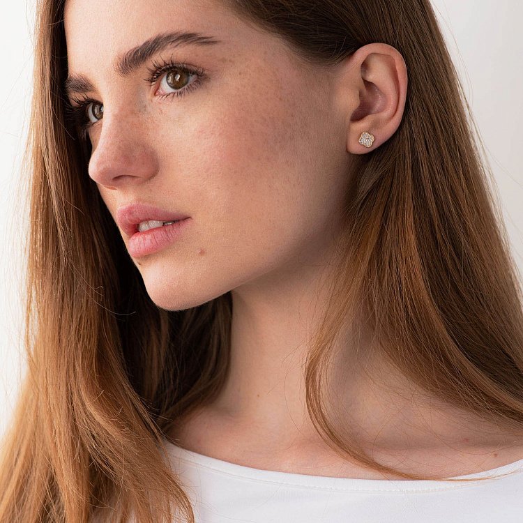 Серьги-гвоздики "Клевер" в желтом золоте с05619 от ювелирного магазина Оникс - 1