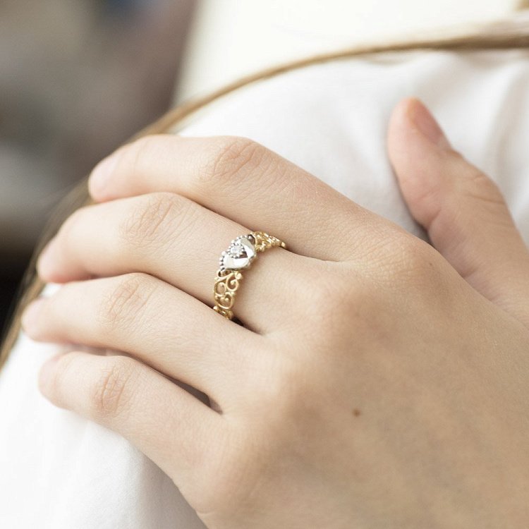 Золотое кольцо "Ножки младенца" с фианитами к05893 от ювелирного магазина Оникс - 1