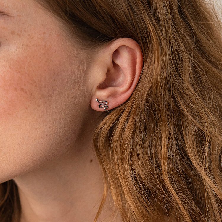 Серьги - пусеты "Змеи" в белом золоте с07918 от ювелирного магазина Оникс - 3