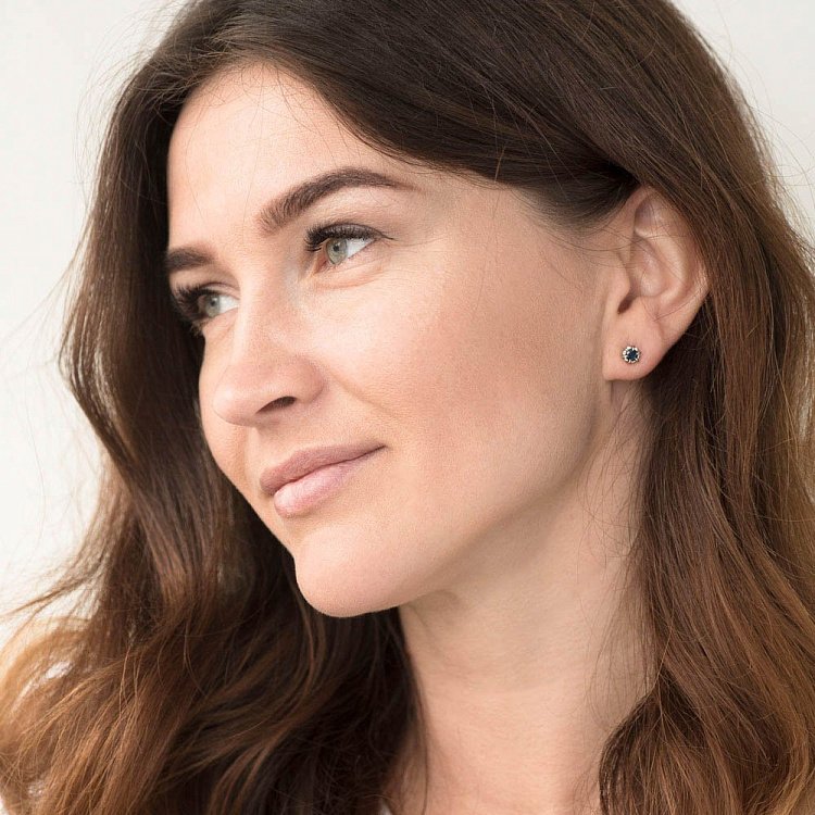 Золотые серьги-гвоздики с сапфиром и бриллиантами 23298 от ювелирного магазина Оникс - 3