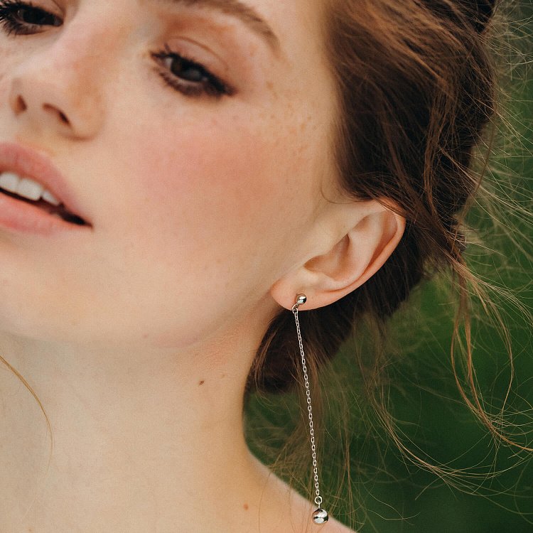 Серебряные серьги - пусеты "Шарики на цепочке" 40018 от ювелирного магазина Оникс - 2