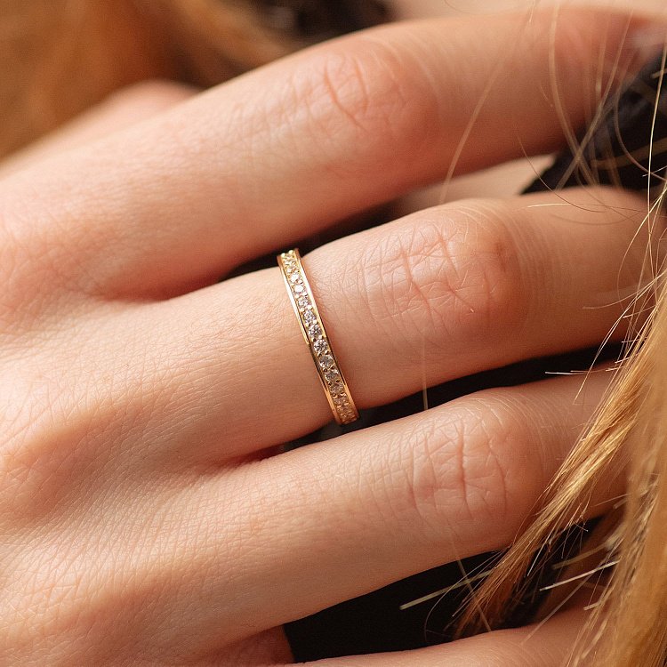 Кольцо с дорожкой фианитов (желтое золото) к08013 от ювелирного магазина Оникс - 1