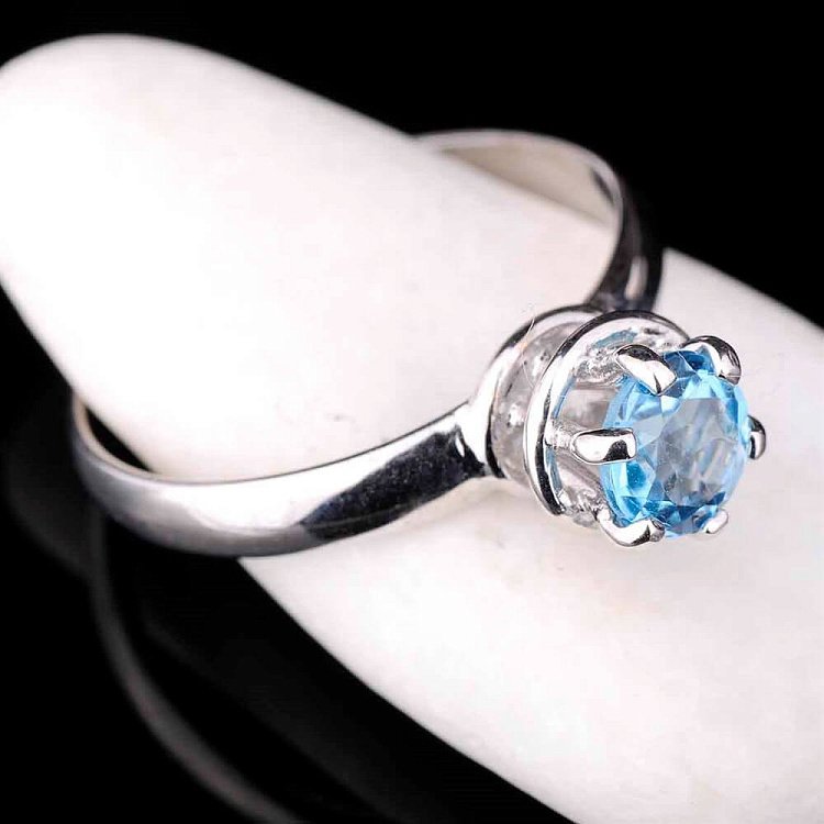 Золотое кольцо с голубым топазом к02598 от ювелирного магазина Оникс - 2