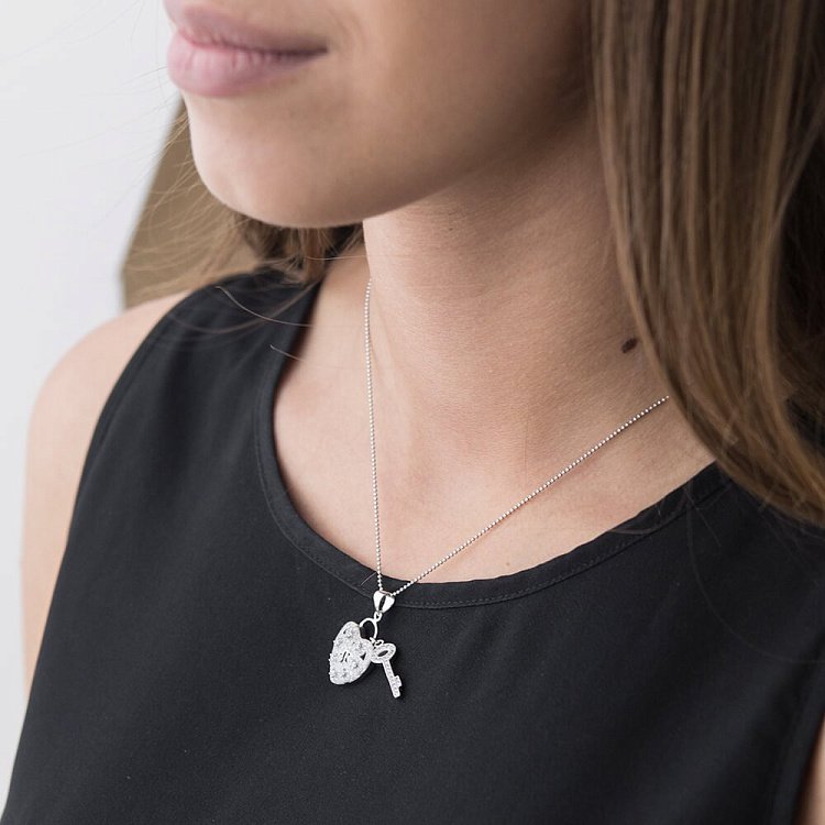 Срібна підвіска "Серце і ключик" з фіанітами 132246 від ювелірного магазину Онікс - 1