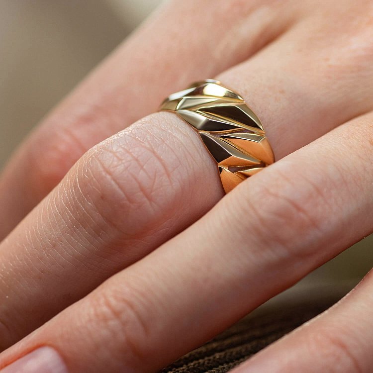 Широкое кольцо "Odette" в желтом золоте к07956 от ювелирного магазина Оникс - 2