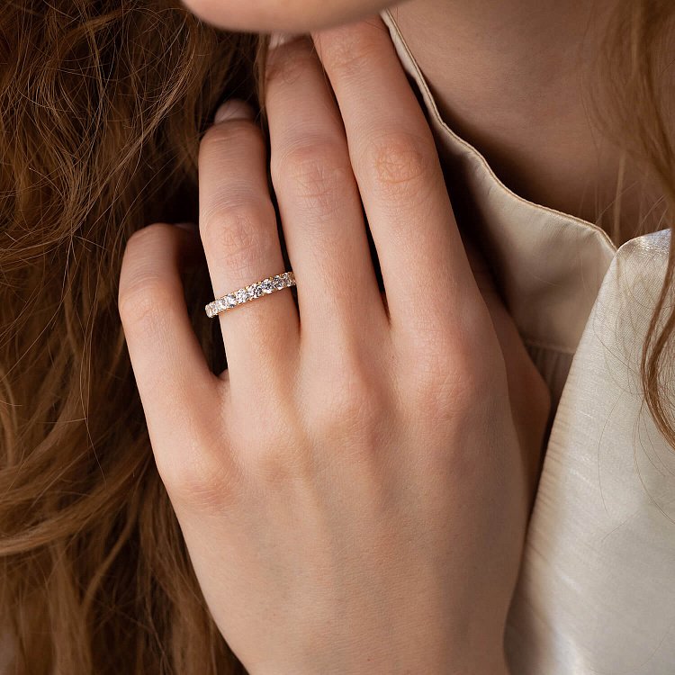 Кольцо с дорожкой камней в желтом золоте (фианиты) к07389 - 9 Кольцо с дорожкой камней в желтом золоте (фианиты) к07389 от ювелирного магазина Оникс - 9