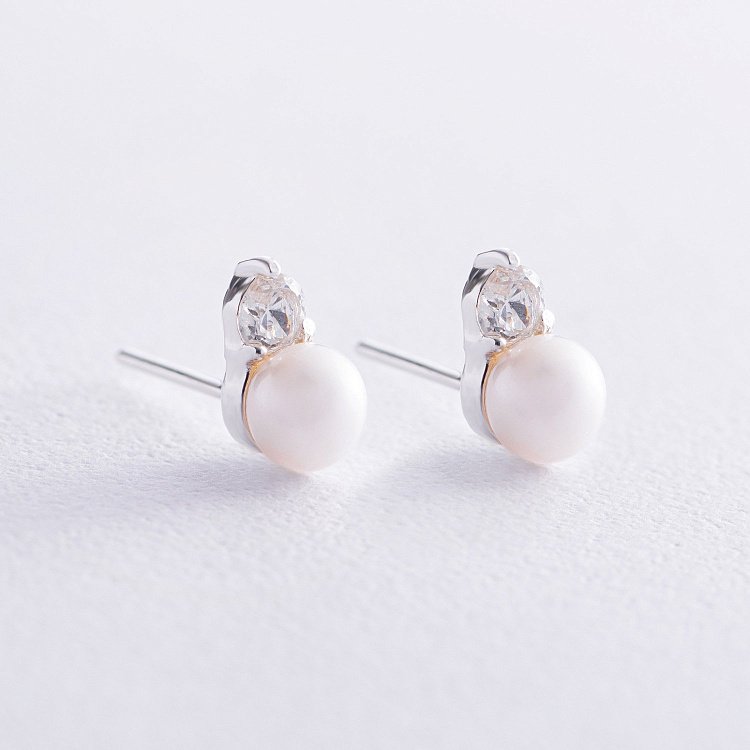 Серебряные серьги - пусеты с жемчугом и фианитами 123234 от ювелирного магазина Оникс