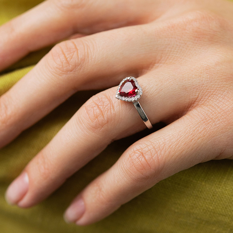 Срібна каблучка "Сердечко" з рубіном і фіанітами 1857/1p-HRUB від ювелірного магазину Онікс - 1