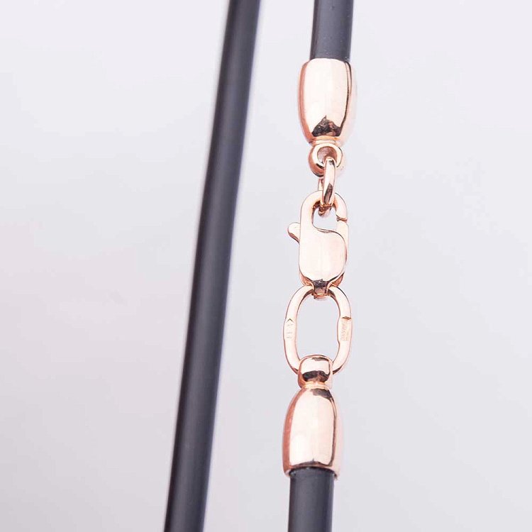 Каучуковий шнурок з золотою гладкою застібкою (3 мм) кол00450 від ювелірного магазину Онікс - 1