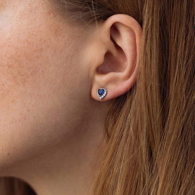 Серебряные серьги - пусеты "Сердечки" с фианитами 123295с от ювелирного магазина Оникс - 1