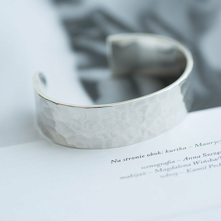 Жорсткий браслет ручної роботи зі срібла 141435 від ювелірного магазину Онікс - 2