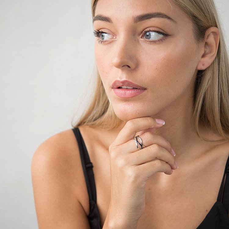 Срібний перстень "Геометрія" з емаллю 112084 від ювелірного магазину Онікс - 1