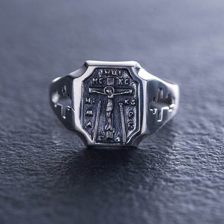 Срібний перстень з розп'яттям (чорніння) 112201 - 2 Срібний перстень з розп'яттям (чорніння) 112201 від ювелірного магазину Онікс - 2