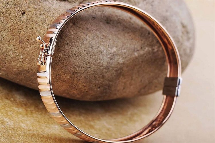 Жорсткий золотий жіночий браслет б01218 від ювелірного магазину Онікс - 3