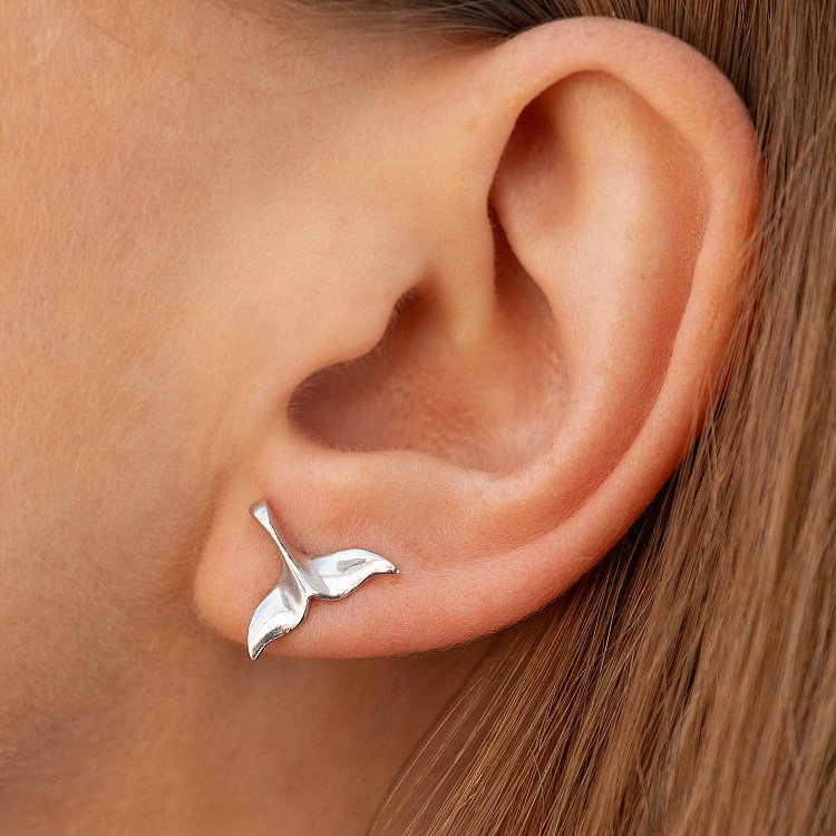 Срібні сережки - пусети "Хвіст кита" 122825 від ювелірного магазину Онікс - 2