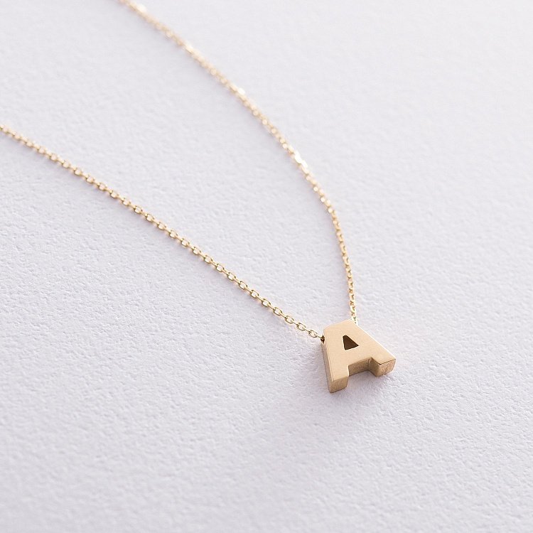 Колье с буквой "А" в желтом золоте кол01164А от ювелирного магазина Оникс