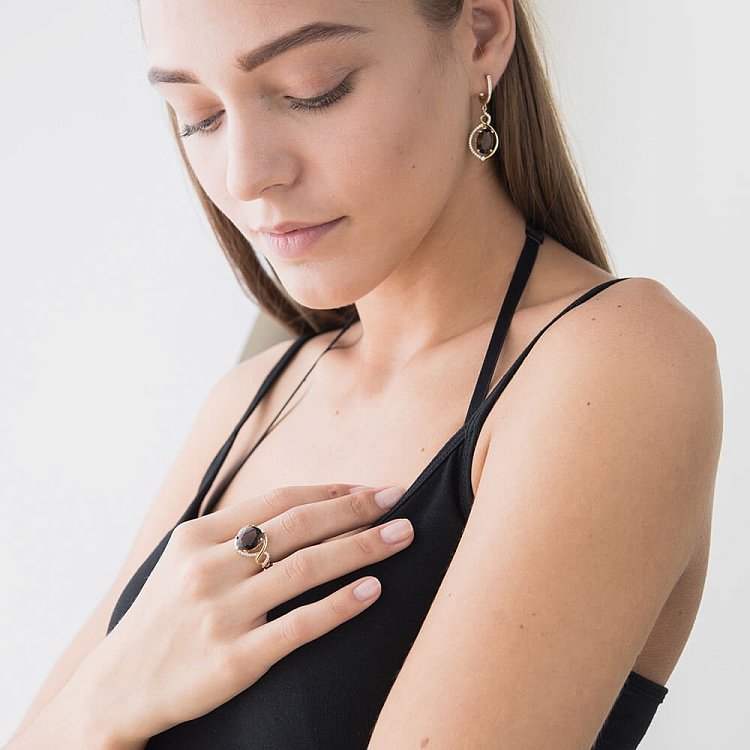 Эксклюзивное золотое кольцо с фианитами к04433 Эксклюзивное золотое кольцо с фианитами к04433 от ювелирного магазина Оникс