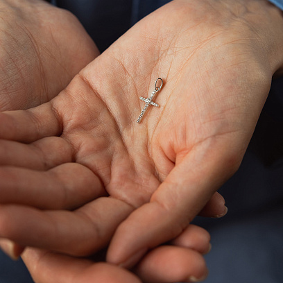 Крестик в белом золоте (фианиты) п04055 №2