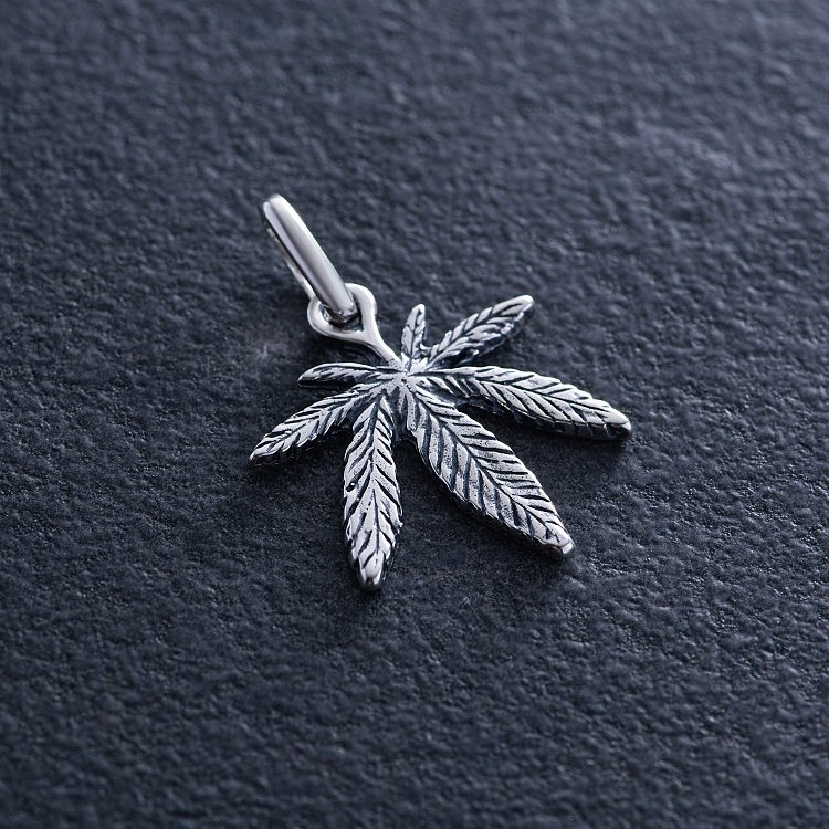 Срібна підвіска "Листочок конопель"  13389 від ювелірного магазину Онікс